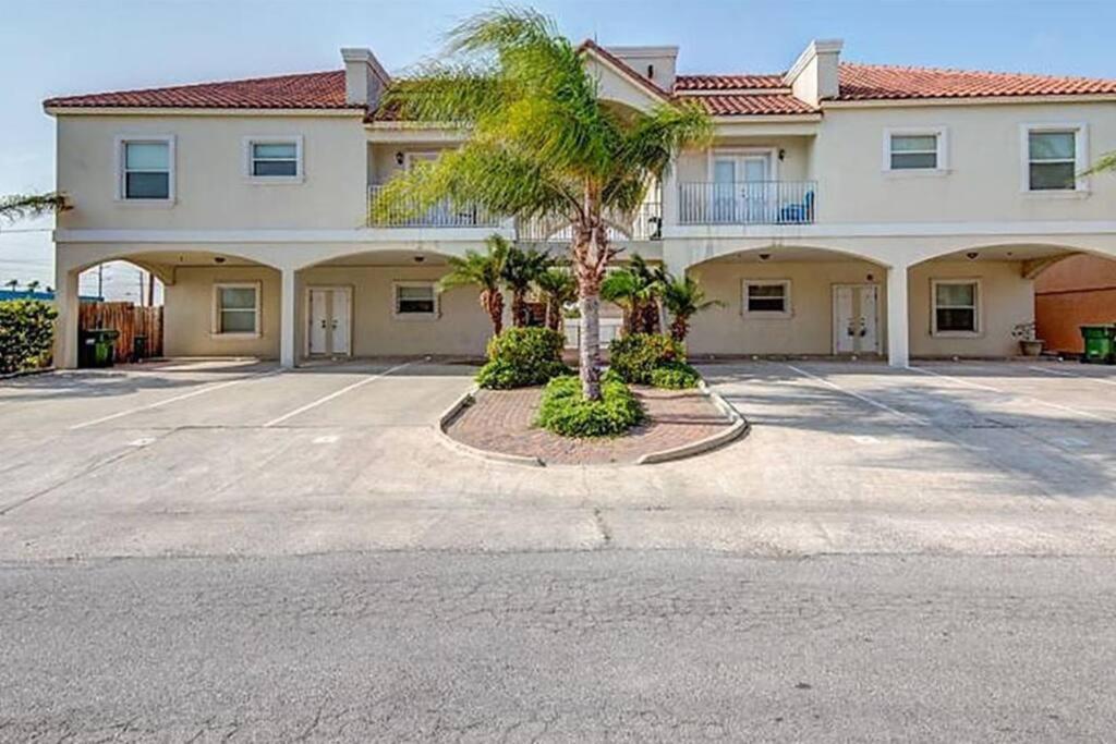 1st Floor 2 Bed 2 Bath W Pool By *